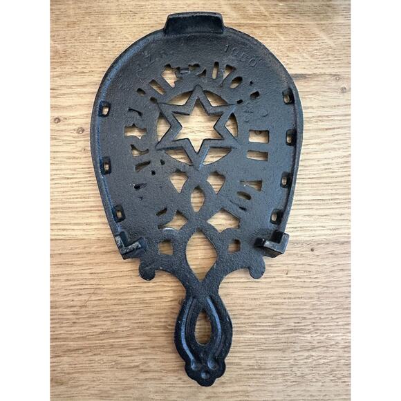 Cast Iron Antique Sad Trivet GOOD LUCK TO ALL WHO USE THIS STAND Star/Horseshoe - Picture 2 of 3